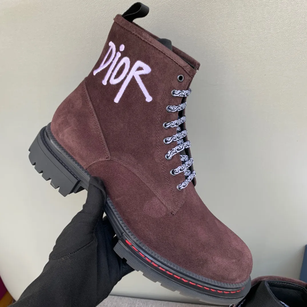 [DIOR] Top P: 1000💰 Number of yards: 39~44 (38.45 custom-made, non-refundable) Dior Dior~ Winter series, original 1:1 development Casual men's leather shoes Heavy investment, shoes and boots are made of imported cowhide + imported Dior special fabric Not easy to deform black cowhide lining Dior large hardware inlay Original TPU vacuum outsole, black cowhide Black open edge beads Military green suede Black suede Khaki suede leather is crafted by a large factory, and the perfect product is only prepared for you who know your taste! Any comparisons are welcome.